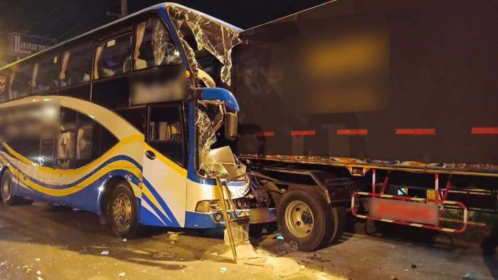 Die Front des Doppeldeckerbusses wurde bei dem Zusammenstoß schwer beschädigt. Bild: JS100 Radio
