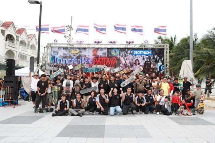 Teilnehmer und Organisatoren des „Pattaya Go Skateboarding Day 2026“ versammeln sich zum gemeinsamen Gruppenfoto. Bild: PR Pattaya