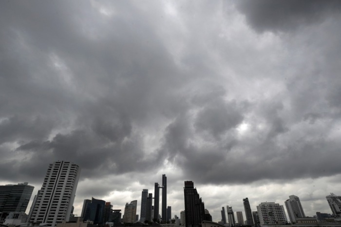 Dunkle Gewitterwolken ziehen über Bangkok auf. Vielerorts werden Starkregen und Gewitter erwartet. Foto: epa/Rungroj Yongrit