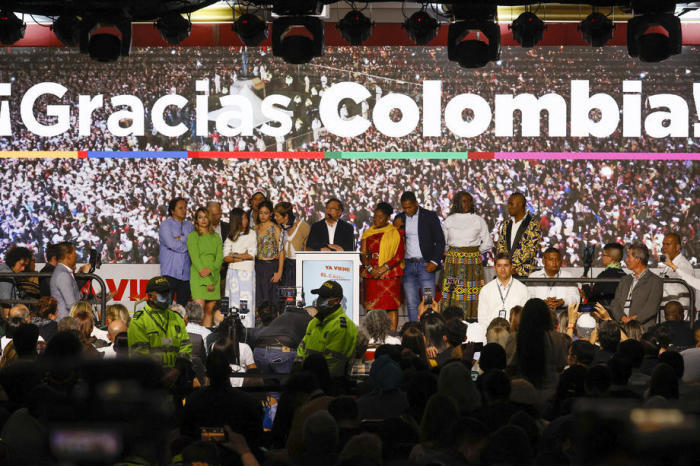 Der Kandidat für die Präsidentschaft von Kolumbien Gustavo Petro (C) in Bogota. Foto: epa/Mauricio Duenas Castaneda