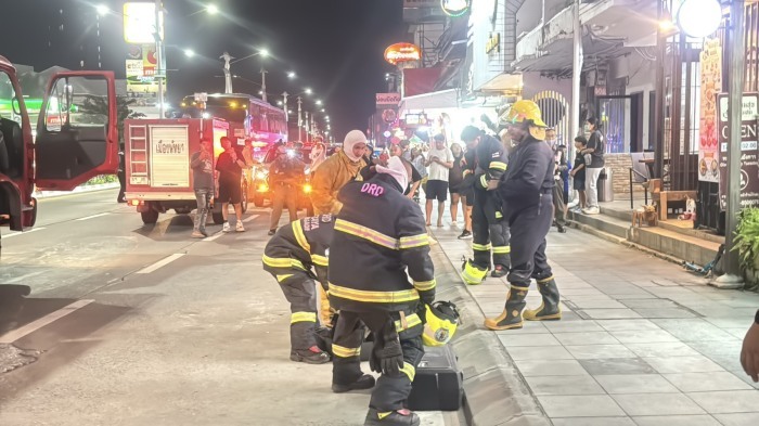 Feuerwehrkräfte und Rettungsteams sichern den Bereich an der Pattaya-North-Road während des nächtlichen Brandeinsatzes ab. Bild: TMN.TV
