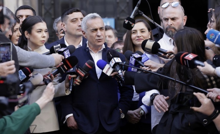 Calin Georgescu (C), der von der ultranationalistischen Partei AUR unterstützte unabhängige Kandidat, in Bukarest. Foto: epa/Robert Ghement