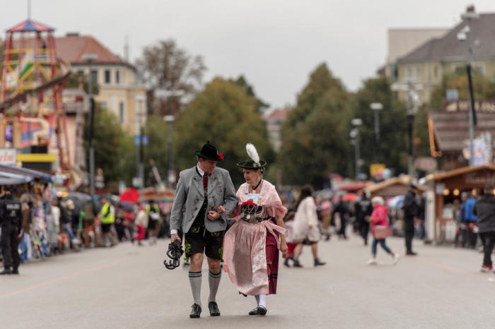 Menschen in traditioneller Kleidung nehmen am Trachtenumzug während der 187. Auflage des traditionellen Oktoberfestes in der bayerischen Landeshauptstadt München teil. Foto: epa/Christian Bruna