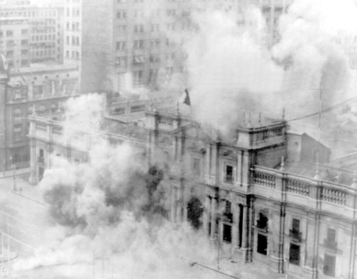 Blick auf das brennende Gebäude des Moneda-Palastes in der chilenischen Hauptstadt. Foto: picture alliance/dpa