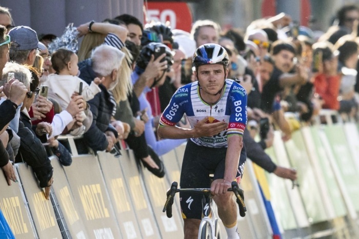 Remco Evenepoel erreicht als Sieger das Ziel der 159,5 Kilometer langen dritten Etappe der Volta a Catalunya. Foto: EPA/Siu Wu