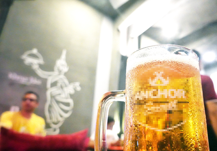 Ein kambodschanisches Bier steht in einer Bar der Ausgehmeile „Pub Street“ in Siem Reap auf dem Tisch. Foto: picture alliance/dpa/dpa-zentralbild | Soeren Stache