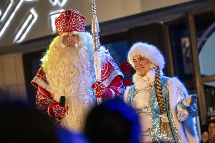 Ein russisches Väterchen Frost und seine Enkelin Snegurotschka (Schneemädchen) kommen zum Anzünden der Lichter am Weihnachtsbaum vor das Russische Haus der Wissenschaft und Kultur. Foto: Christophe Gateau/dpa