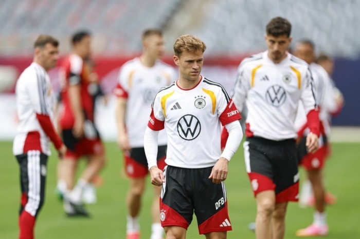 Joshua Kimmich nimmt im Soldier Field in Chicago am Abschlusstraining der Nationalmannschaft teil. Foto: epa/Kamil Krzaczynski
