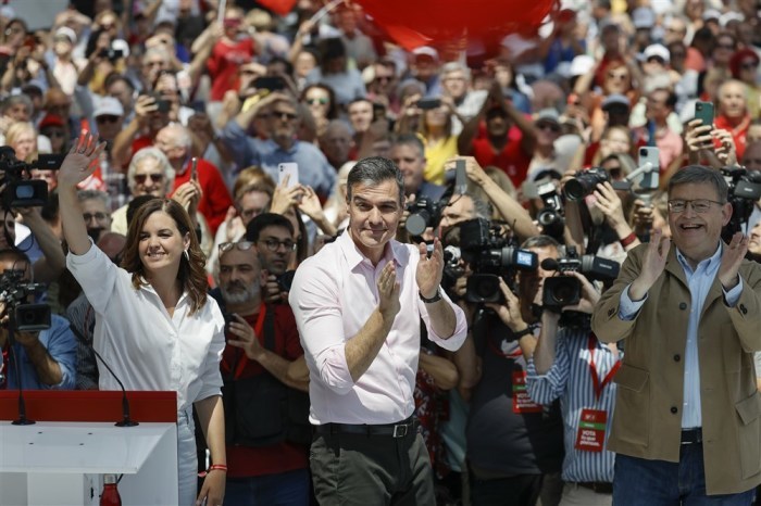 Pedro Sanchez (C), Spaniens Premierminister und Generalsekretär der Sozialistischen Partei, in Valencia. Foto: epa/Kai Forsterling