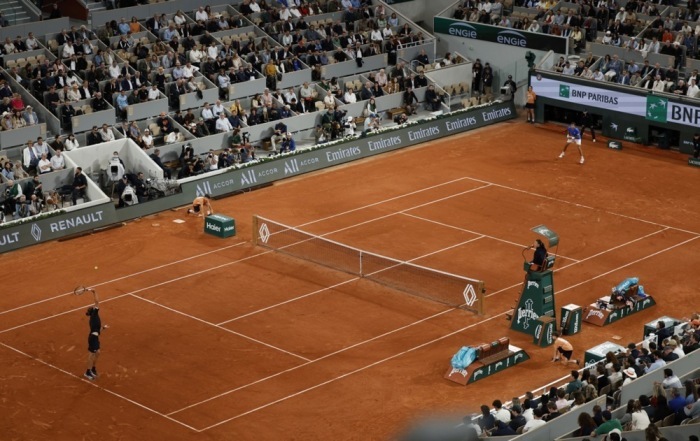 Alexander Zverev schlägt im Viertelfinale der French Open in Paris gegen den Spanier Rafael Jodar zum Aufschlag auf. Foto: epa/Mohammed Badra