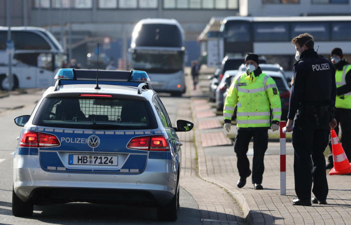 Ein Polizeiauto fährt in die Sperrung in Bremerhaven ein. Foto: epa/Focke Strangmann
