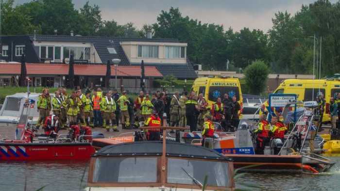 Mehrere Not- und Rettungsdienste sind im Einsatz, eingesetzt, nachdem eine deutsche Familie beim Kanufahren auf dem Veluwemeer verunglückt ist. Foto: News United