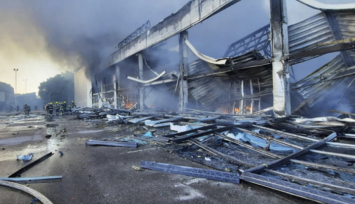 Einkaufszentrum in Krementschuk in Flammen. Foto: Ukrainian State Emergency Service via AP/dpa