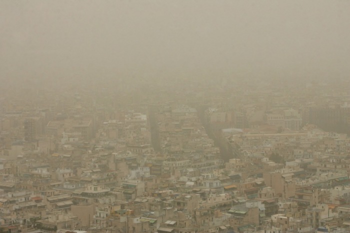 Athen ist aufgrund einer massiven Wolkenbildung aus Saharastaub kaum zu erkennen. Foto: epa/Katerina Mavrona