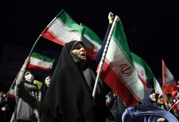 Demonstranten schwenken bei einer regierungsnahen Kundgebung in Teheran iranische Nationalflaggen. Foto: EPA/Abedin Taherkenareh