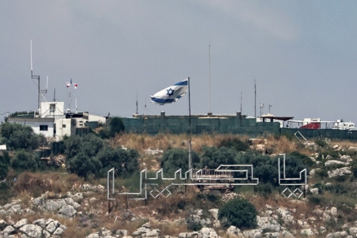 Eine israelische Flagge weht nahe der Grenze zum Libanon bei Kfar Kela. Trotz Waffenruhe hält Israels Armee weiterhin Stellungen im Süden des Nachbarlandes. Foto: Atef Safadi/epa/dpa