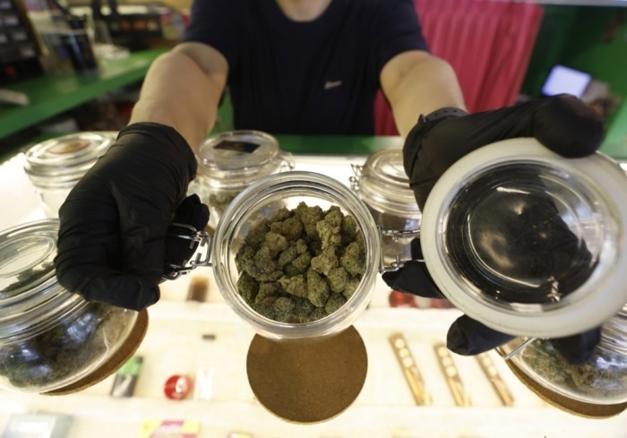 Thailand verschärft die Kontrolle des Cannabismarktes. Die Regierung setzt auf medizinische Nutzung und geht verstärkt gegen Verstöße vor. Foto: epa/Narong Sangnak