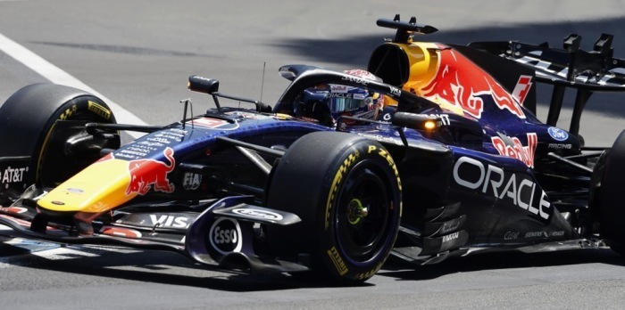 Max Verstappen steuert seinen Red Bull beim Großen Preis von Monaco durch die engen Straßen des Fürstentums. Das Rennen zählt zu den Klassikern der Formel 1. Foto: Sebastien Nogier/epa/dpa