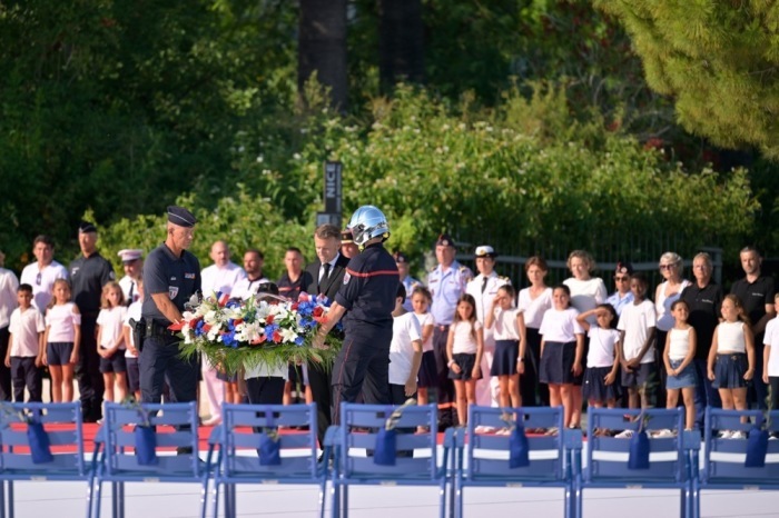Frankreichs Präsident Emmanuel Macron legt in Nizza zum zehnten Jahrestag des Terroranschlags von 2016 einen Kranz nieder. Foto: Philippe Magoni/Pool/epa