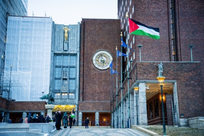 Vor dem Rathaus von Oslo wird die palästinensische Flagge gehisst. Foto: epa/Ole Berg-rusten Norwegen Out