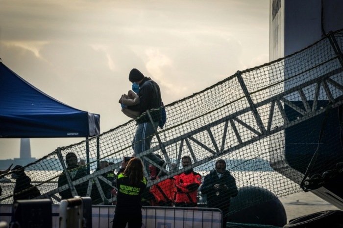Im Hafen von Neapel kommen gerettete Migranten an. Foto: epa/Cesare Abbate