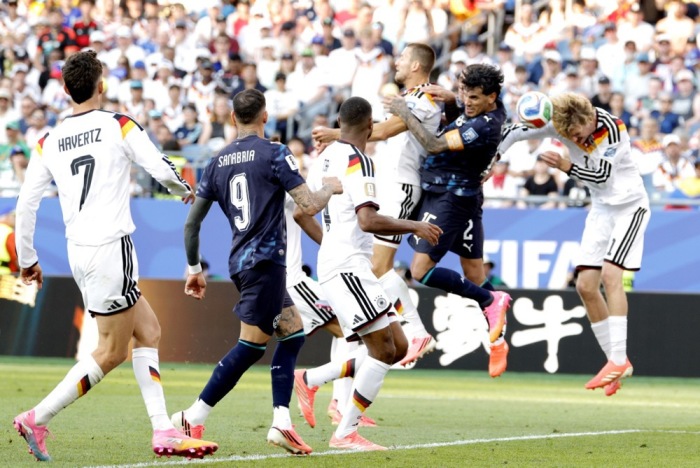 Nick Woltemade köpft den Ball im WM-Achtelfinale Deutschland gegen Paraguay in Boston. Foto: epa/Shawn Thew