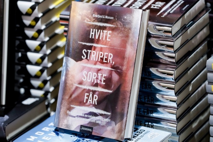 Ein neues Buch über Marius Borg Høiby, den ältesten Sohn von Kronprinzessin Mette-Marit, liegt in einer Buchhandlung in Oslo aus. Foto: epa/Jonas Faeste Laksekjon