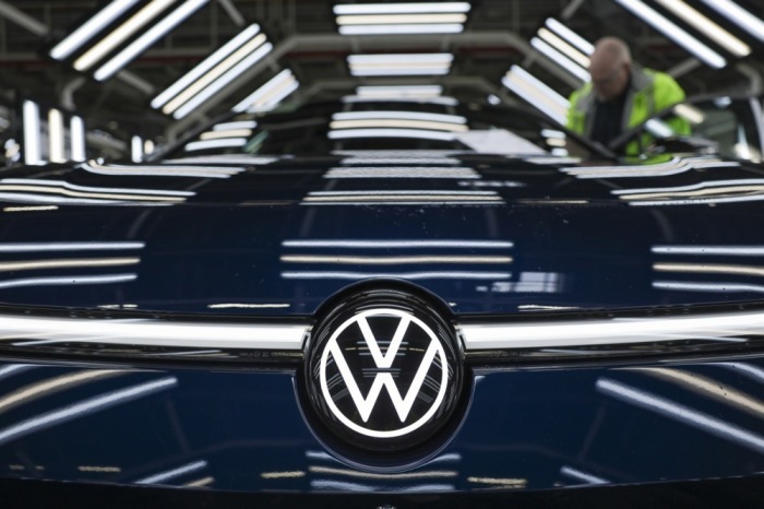 Das Logo von Volkswagen ist am Elektroauto-Werk in Emden zu sehen. Der Konzern plant bis 2030 einen umfangreichen Stellenabbau in Deutschland. Foto: epa/Christopher Neundorf