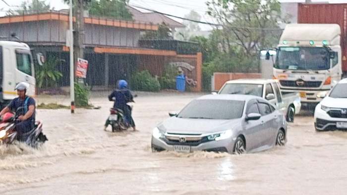 Eine Aufnahme zeigt die weitreichenden Überschwemmungen in Sri Racha, wo Straßen und Fahrzeuge unter dem massiven Wasseranstieg leiden. Foto: Dailynews