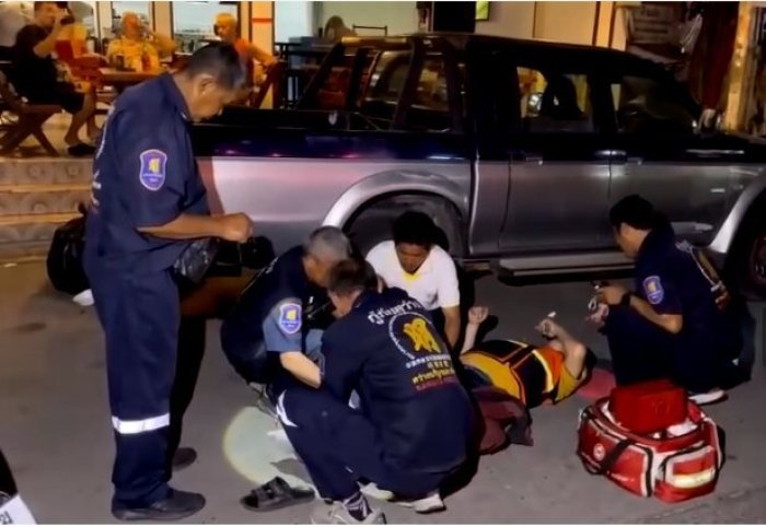 Sanitäter versorgen den verletzten Motorradtaxifahrer nach dem Vorfall nahe dem Tree Town Markt in Pattaya.