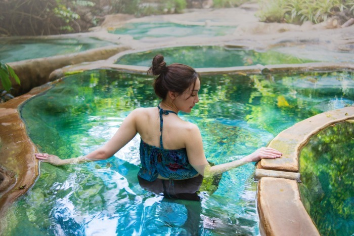 Thermalquellen, Wasserfälle und ruhige Waldpools prägen das Hinterland von Krabi und bieten naturnahe Erholung abseits der Küste. Bild: Tourism Authority of Thailand