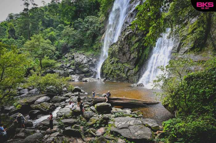 Der Khlong-Lan-Wasserfall zählt zu den eindrucksvollsten Naturattraktionen der Provinz Kamphaeng Phet und führt besonders in der Regenzeit große Wassermengen. Foto: The Transport Co.