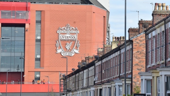 Das FC Liverpool-Logo an einer Wand des Anfield-Stadions vor der UEFA Champions League. Foto: epa/Peter Powell