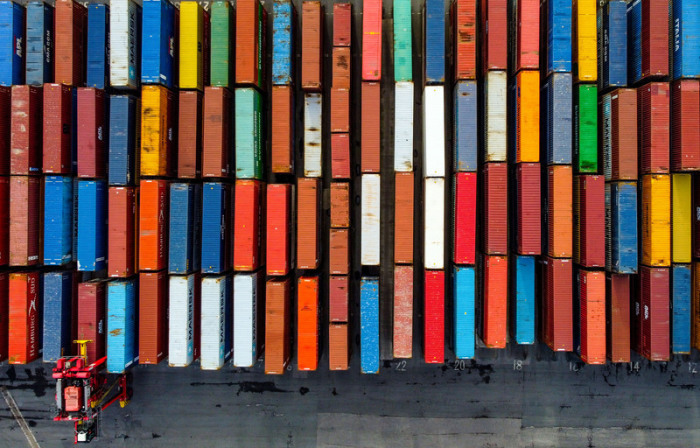 Blick auf Container im Hafen von Liverpool. Foto: Peter Byrne/Pa Wire/dpa