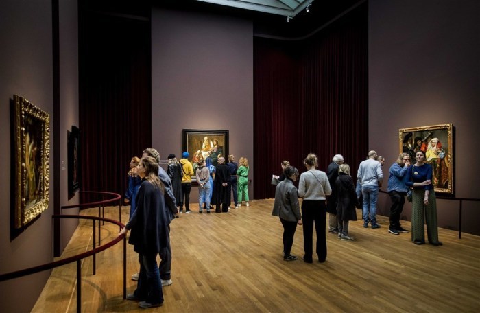 Der Besucher sieht sich Gemälde von Johannes Vermeer an. Foto: epa/Koen Van Weel