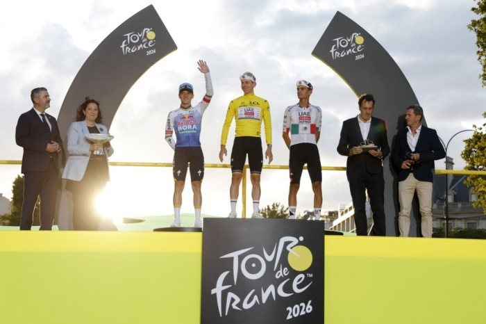 Gesamtsieger Tadej Pogacar steht mit Remco Evenepoel und Isaac del Toro nach der 21. und letzten Etappe der Tour de France in Paris auf dem Siegerpodest. Foto: EPA/Guillaume Horcajuelo