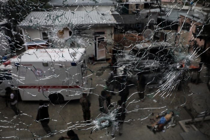 Von Kugeln beschädigtes Fenster nach dem Angriff auf ein Krankenhaus von Ärzte ohne Grenzen in Kabul. Foto: EPA/Hedayatullah Amid