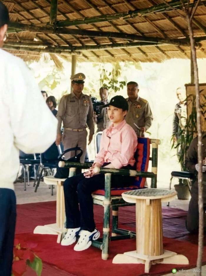 Prinzessin Bajrakitiyabha bei ihrem Besuch des Aufforstungsprojekts im heutigen Wildschutzgebiet Phu Miang–Phu Thong im Jahr 1999. Bild: Department of National Parks, Wildlife and Plant Conservation (DNP)