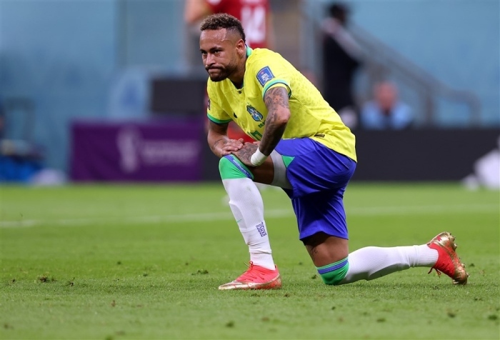 Neymar aus Brasilien reagiert während der Gruppe G der FIFA Fussball-Weltmeisterschaft 2022. Foto: epa/Tolga Bozoglu