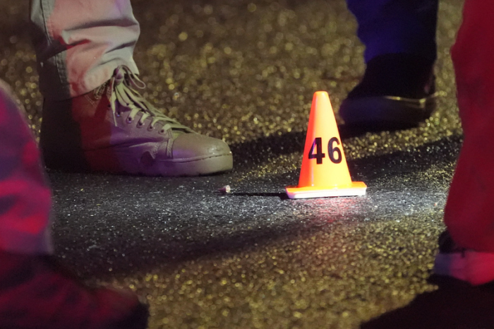 US-Sicherheitskräfte sichern den Tatort nahe dem Weißen Haus nach tödlichen Schüssen auf einen mutmaßlichen Angreifer. Foto: AP/Alex Brandon