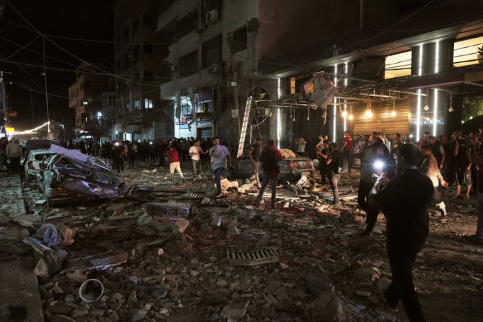 Palästinenser inspizieren den Ort eines israelischen Luftangriffs. Foto: Jehad Alshrafi/Ap/dpa