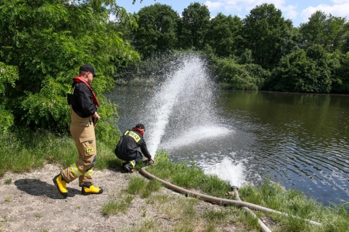 Die Feuerwehrleute pumpen Sauerstoff in den Kanal von Gliwice. Archivfoto: epa/Krzysztof Awiderski