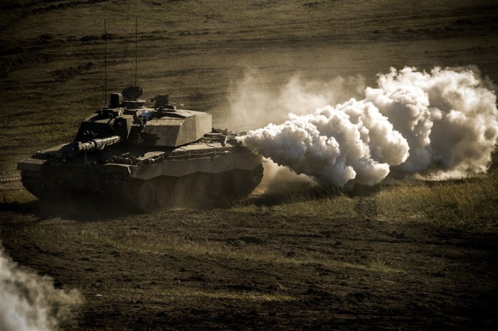 Ein 'Challenger 2'-Panzer an einer Demonstration der britischen Panzergrenadiere zur Verteidigung. Foto: EPA-EFE/Sascha Steinbach