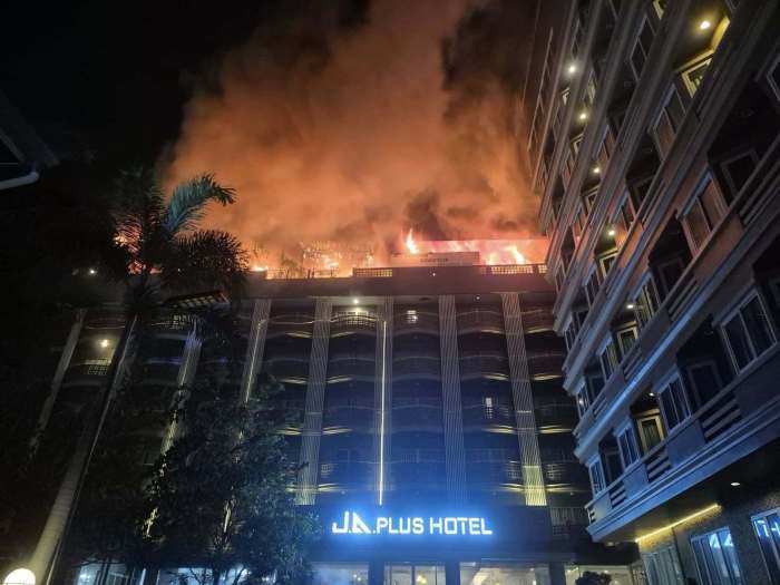 Flammen und dichter Rauch schlagen aus dem Dachbereich des J.A. Plus Hotels in Pattaya. Bild: Fire & Rescue Thailand