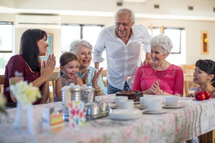 Ältere Familienmitglieder freuen sich, wenn sie bei Festlichkeiten dabei sein können. Aber vielleicht nicht von Anfang bis Ende. Foto: Zerocreatives/Westend61/dpa