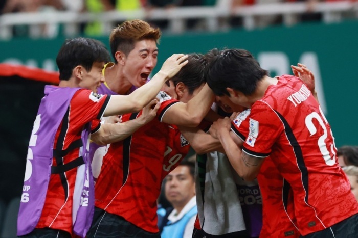 Die Spieler Südkoreas jubeln während des WM-Gruppenspiels gegen Tschechien in Guadalajara. Das Team feiert einen gelungenen Start in die Weltmeisterschaft 2026. Foto: Alex Cruz/epa/dpa