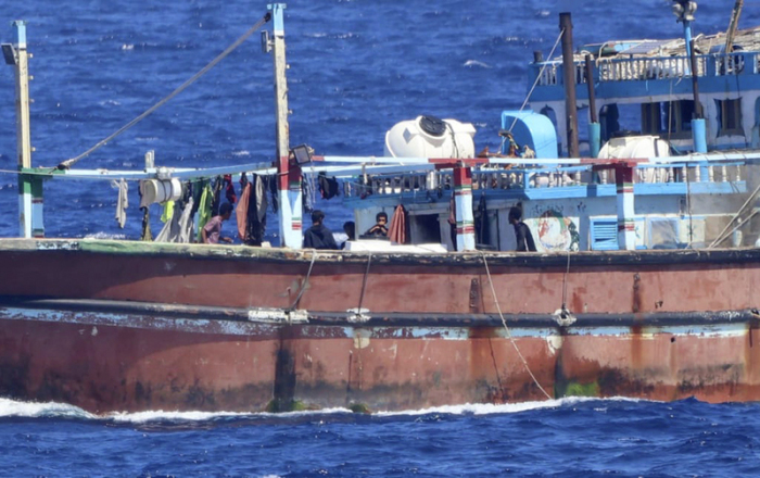 Von somalischen Piraten gekapertes Fischerboot im Arabischen Meer. Die indische Marine befreite die Besatzung und verhinderte weitere Angriffe. Foto: AP/Indian Navy