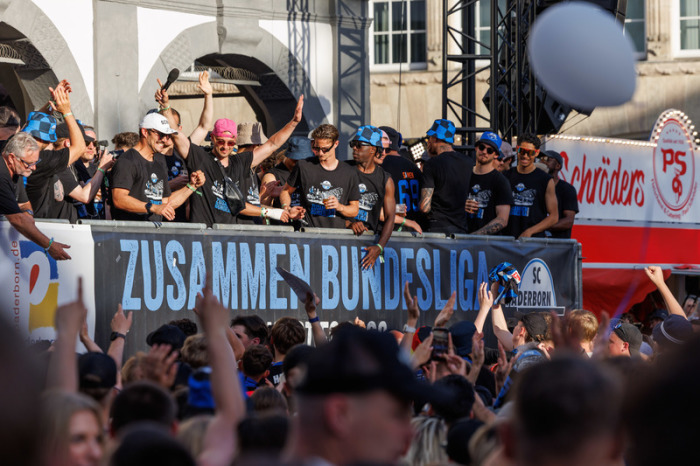 Bundesliga-Aufstiegsfeier des SC Paderborn 07 vor dem Rathaus. Spieler von Paderborn jubeln mit den Fans. Foto: Friso Gentsch/dpa