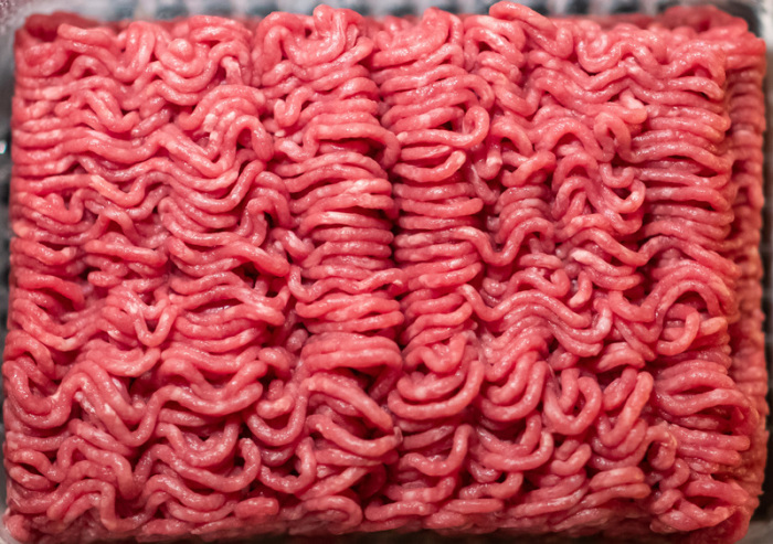 Bio-Hackfleisch vom Rind aus dem Supermarkt liegt in einer Schale. Foto: Daniel Karmann/dpa