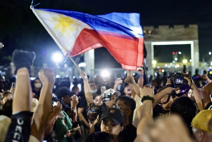Die Anhänger des ehemaligen philippinischen Präsidenten Rodrigo Duterte schwenken eine Nationalflagge. Foto: epa/Francis Malasig